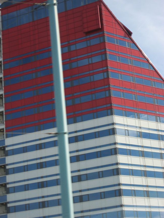 高さ８６ｍの「ヨーテボリ見晴らし塔」は市民から「リップスティック」と呼ばれているとか。塔の上からの見晴らしはいいそうですが、そんな時間もなく・・・。