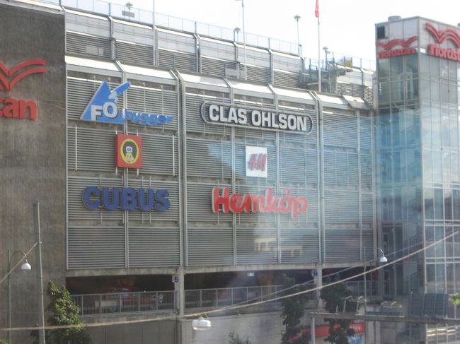 駅の西側にある大型のショッピングセンター「ノルドスタン」。ホテル、デパート、レストラン、パブ、銀行などが入っているそうです。