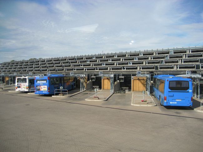 さぁ、バスが中央駅の隣のターミナルに着きました！スーツケースをもって、駅まで小走りに！！残り15分！