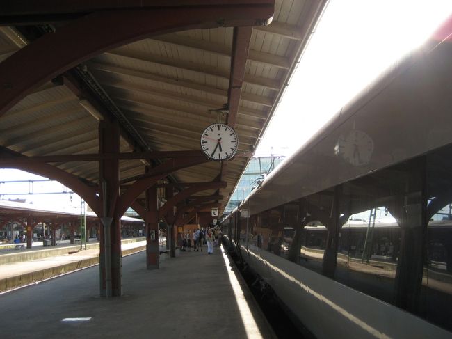 17:40　ヨーテボリ（スウェーデン）発、エルシノア（デンマーク）行き。<br />ぎりぎり間に合いました！<br />スーツケースをおくスペースはなく、上の棚へあげました。またここから４時間の電車の旅です！