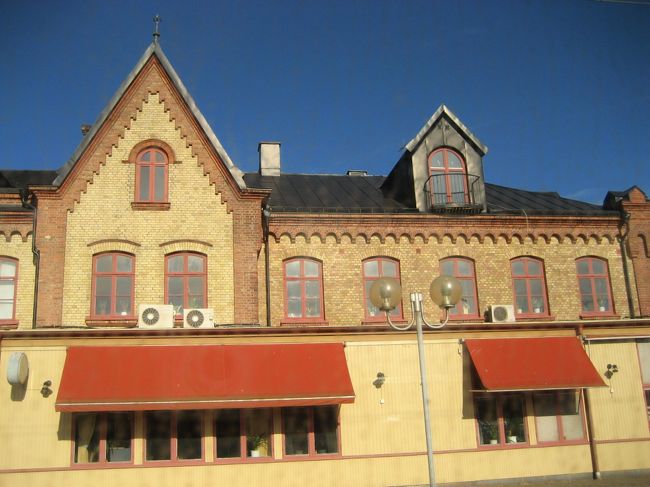 ヨーテボリからの電車は窓ガラスが汚く、車窓を撮影する気をなくす。それでも途中の駅舎はどれも素晴らしいので撮ってみた！<br /><br />これは、Varberg駅の駅舎。