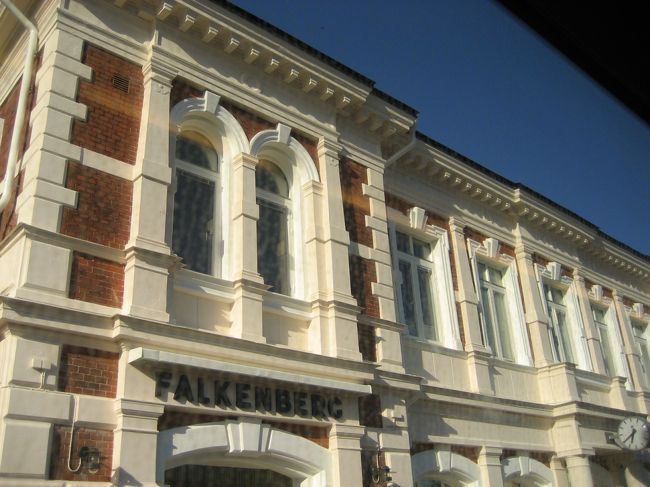 こちらは、falkenberg駅。<br /><br />今回の電車もボックス席になったため、シートは快適だけど、足を伸ばしにくい。ポテチを食べながら、ふと反対側をみると、海が広がっていた！うらやましい！！向こう側に行きたい！！<br /><br />こちら側は主に牧草地が広がり、たまに牛が群れをなしている。<br /><br />18:30頃、オスロのセブンイレブンで購入したサンドイッチで夕食にした。やっぱりパンが美味しい！日本のコンビニのサンドイッチより旨いです！！