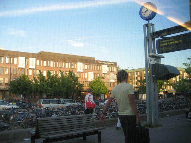 コペンハーゲンに向かう途中、ふと途中下車したくなった。レイルパスの良いとこって、乗り放題ってことでしょ！この列車でもコペンハーゲンに着くのは、21:40なのに、北欧に来て、すっかり時間の感覚が狂った。<br /><br />そして僕はスウェーデン第三の都市、「マルメ」で下車することにした！ガイドブックでにわか勉強！ふむふむ徒歩で回れそうだな☆<br /><br />写真は大学都市ルンド。学生が多いため、駅のそばには自転車がいっぱい。日本と変わらんね。ルンド大聖堂が車窓から見えるかと思ったけど、見えませんでした。がっかりｗ