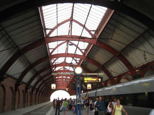 このまま電車に乗ってれば、コペンハーゲンに着けるのにいいのか？と自問するが、僕はこれくらいの冒険はしたいと思っている。<br /><br />そしてマルメ駅に到着！スーツケースをコインロッカーに預けるため、近くのコンビニでリンゴを買った。しかしお釣りは札で返ってきた。しょうがない、両替してもらおうと店員さんに頼むと、「駅にあるわよ」。<br /><br />ホントだ！目立たないけど両替機を発見！30Sek（約600円）のロッカーにスーツケースを入れる。すると今度は鍵が回らない。何度やってもダメ。大急ぎで駅員を呼んだ。駅員がやると簡単に回った。どうやら強く押し込まないとダメらしい。