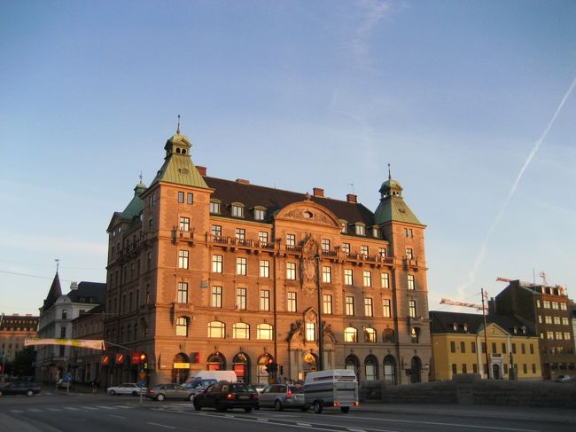 マルメ駅で少し時間をくったがマルメの街を歩き始める。<br />21:00でこれくらいの明るさです。