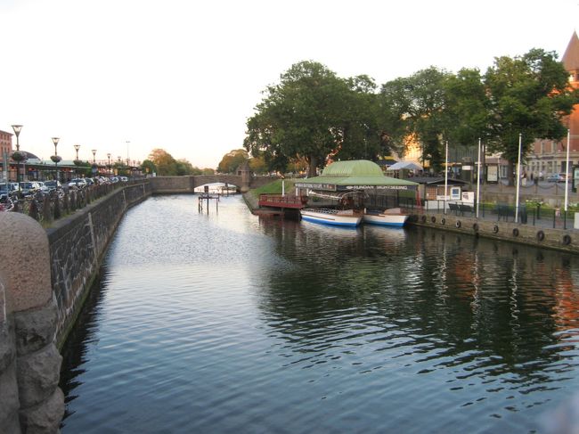 マルメ駅のそばは運河が流れ、夕焼けがきれいでした♪運河には橋がいくつかかかり情緒がありました☆