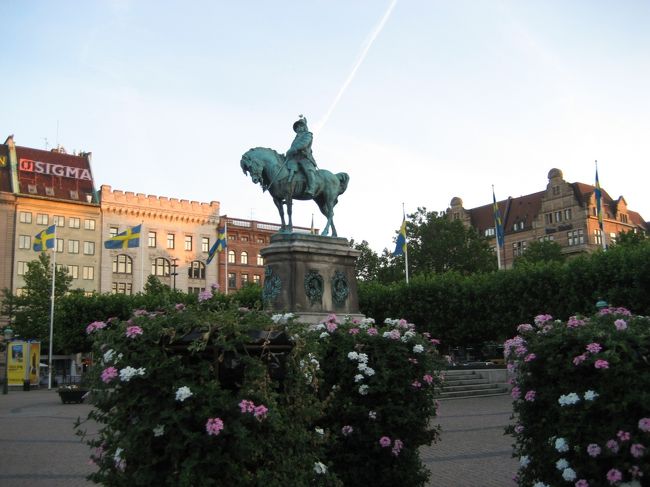 ストートリィ広場に着きました！このマルメは昔、デンマーク領で、それをスウェーデンに取り戻したカール１１世の像が広場の中央にありました。かっこいいです！