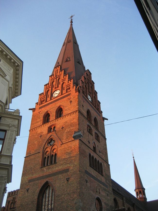 夕焼けに染まる聖ペトロ教会の赤レンガ塔。<br />この時間帯にこの街にやってきたのは正解だったかもしれません。<br /><br />14世紀にたてられたという教会で、19世紀に塔が追加で建設され、その高さは８８ｍ！<br /><br />この教会に近づくまで気づかず、<br />予想外に高くてびっくりしましたｗ