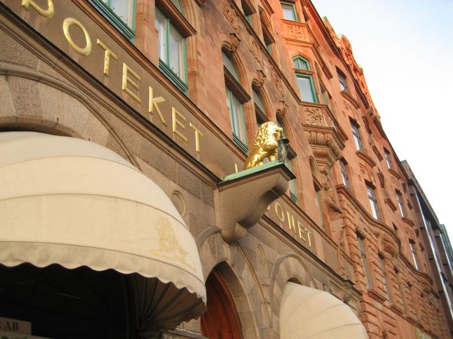 21:00を回っているにもかかわらず、広場のオープンカフェはおしゃべりをする客で賑やかです☆<br /><br />この広場の周りには、伝統的な建物が立ち並んでいますが、その中でも400年の伝統をもつスウェーデンで最も古い薬局「レイヨネット薬局」。扉の上には金色のライオンの像が威風堂々といます。