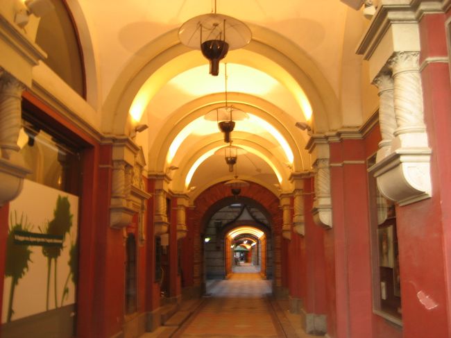 ストートリィ広場から南へ。スーデルガータン通りにはカフェやレストラン、ショップが並んでいます。<br />きれいなアーチのショップがあったので思わず撮影しました☆