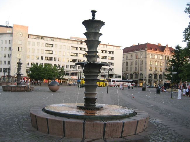 どこを切り取っても絵になる街です。<br />グスタフ・アドルフ広場につきました。広場の脇には、マックもありました。<br />日暮れ前、広場のベンチはたくさん人が座って、おしゃべり。僕もちょっと座って、休憩。ペットボトルの水を飲み干し、ガイドブックを広げ、マルメヒュース（マルメ城）を目指すことにします。