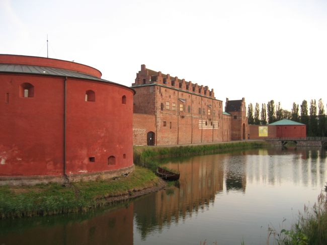 マルメヒュース（マルメ城）へ到着！<br />現在は博物館と美術館になっています。<br />このお城はスカンジナビアに残る最古のルネッサンス様式の城で、15世紀に完成したものだそうです。<br />16世紀から17世紀にはデンマーク王室の別荘になっていたとか。<br />マルメヒュースも夕焼けが似合っていました☆