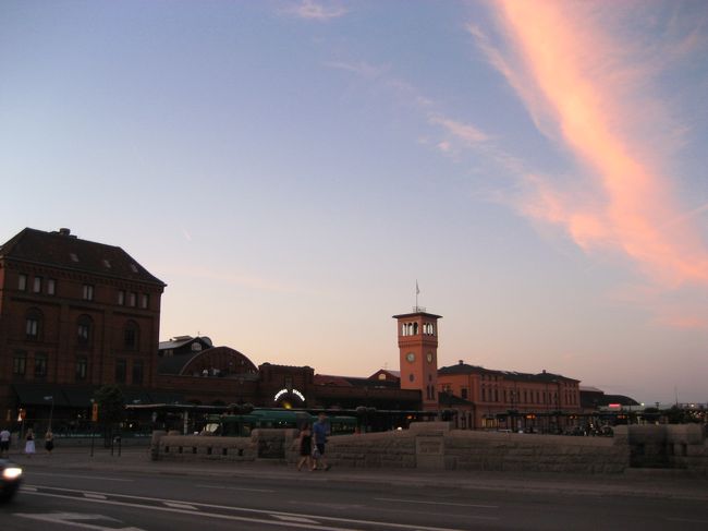 マルメヒュースからマルメ駅へと戻ります。<br />街全体が夕焼けに映えていました☆<br /><br />ピンク色の筋状の雲が見えます。<br />なんだか夕焼けを見ていたら、この街を去ることが惜しく思えました。<br /><br />コインロッカーからスーツケースを取り出し、デンマークのコペンハーゲンへと向かいます！