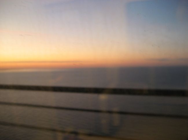 マルメと、コペンハーゲンを結ぶオーレスン大橋は全長16kmの国境を越える橋です！水平線と最後の夕焼けが見事でした☆<br /><br />これが国境越え、本日2回目！！