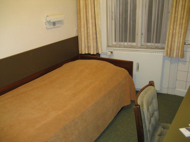 コペンハーゲンの空港を過ぎ、中央駅に着いたのは22:40．<br />本日宿泊のホテル「アブサロン」が駅の近くで本当に良かった♪<br />部屋に着くなり脱力。。。<br /><br />でも明日の予習をしておこう！