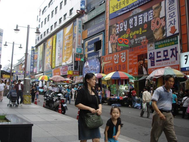 南大門の一角。やっぱりここでは韓国のりを買わなきゃね。デパ地下より種類が多いのがメリットやね。値段もぼられなきゃ、デパ地下より若干安いし。