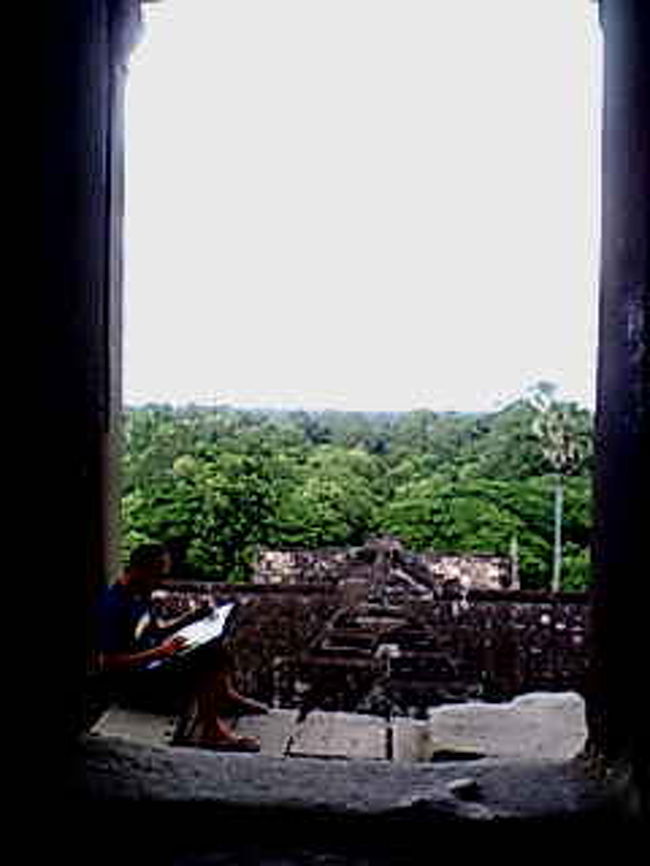 アンコールワット頂上からの眺めは、絶景！窓も大きくて見晴らしがよい。周りは森に囲まれいます。雨季の小雨が降り続く中、なんともいえず神聖な雰囲気がありました。