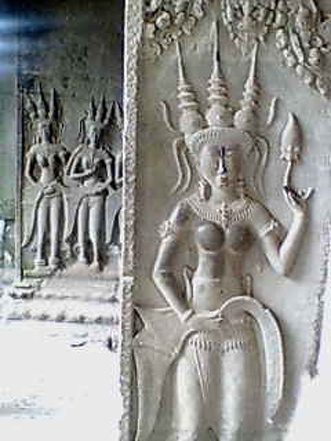 ハードな石の階段を登り切ると、素敵なデバダー（彫刻）が待っています。