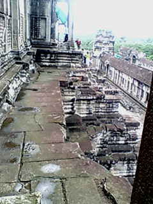 アンコールワット頂上。窓から外観を撮影。<br />ベランダ？になるのかな。とにかく石・石・石！！<br />デカイ石のブロックで出来たアンコールワット。<br />現代人には、この建物とてもハードです（笑）