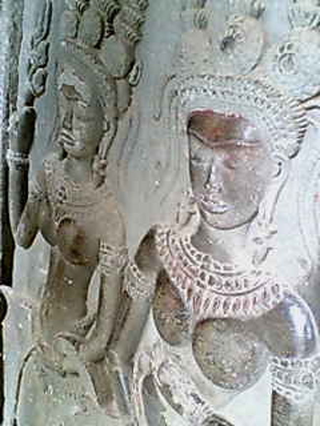 アンコール・ワットで暮す女官や踊り子をモデルにしているそうです。この右側のデバダーはとても艶かしい！！