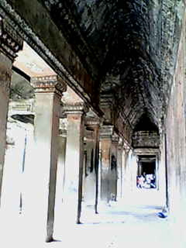 回廊もどこも石で出来ており、このような場所だらけです。