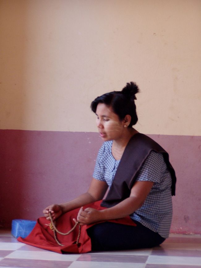 　瞑想中の女性。体を前後左右にゆすり、トランス状態でした。