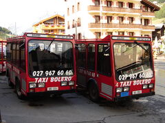 ツェルマットは基本的に電気自動車のみ。
１台６００万円也。