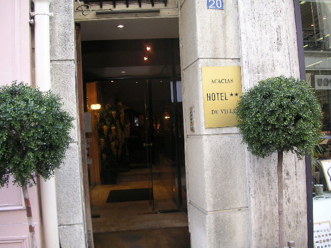 母と妹と来た時に泊まったホテルアカシアを発見。