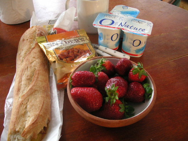 無事にアパートに到着、スーパーでゲットしたヨーグルトや苺で一休み。