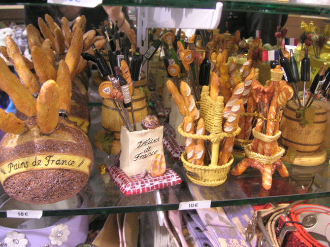 お土産屋さんもパンいっぱい。