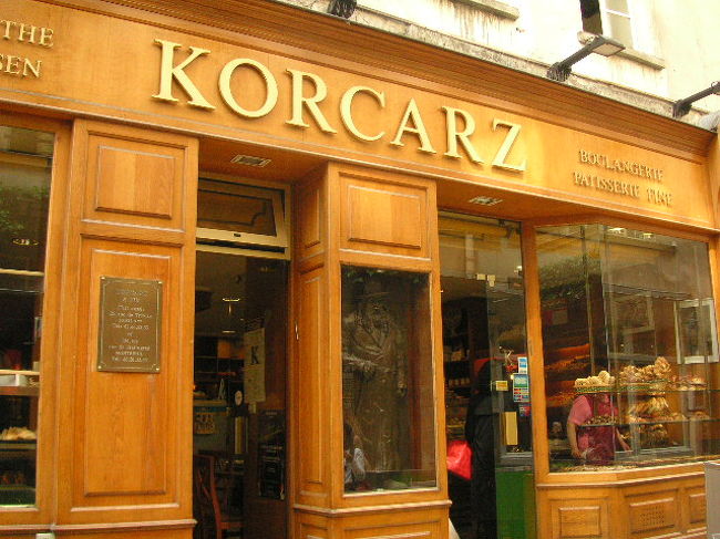 ピタサンド屋さんの向かいにあるユダヤ系のパンやお菓子を売ってるお店。