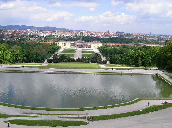 Day?<br /><br />この日は朝からシェーンブルン宮殿へ<br />見学に時間がかかるとの事だったが、なるほど広い！<br />歩き回るだけで疲れる<br />ベルサイユといいシェーンブルンといい豪華<br />シェーンブルンだけで一日が終わってしまった<br />