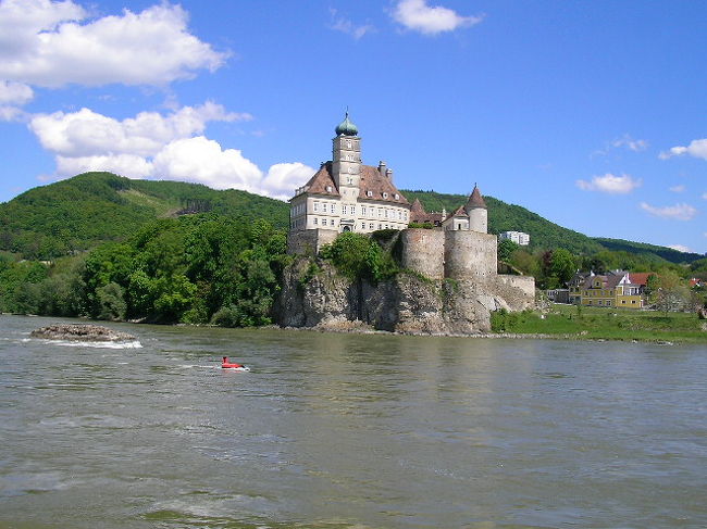 Day?-2<br /><br />メルク見学をさくさくっと済ませ、ヴァッハウクルーズへ<br />このクルーズ、船の会社によって乗り場が違う為、船に辿りつくまでかなり苦労する<br />これかな？と思って乗ってみるとかなり高そうな客たちが優雅に食事をしているし…かなり歩き回ってやっと船発見<br /><br />クルーズって、いつも思うけど私には向かないのかな<br />んー、へぇ〜という感じで終わってしまった<br />クルーズ中たくさんの城などが出てくるがそれを見るだけ<br />歩きまわって感じるのが好きな私にはちょっと退屈でした<br />感想はそれだけ（笑）