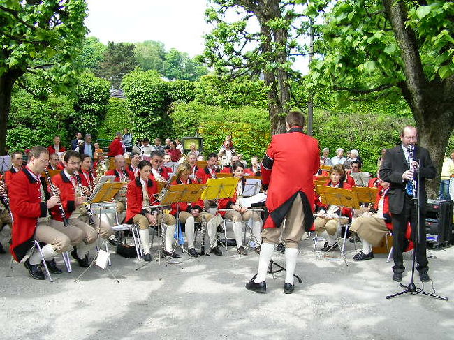 Day?-1<br /><br />午前中はミラベル宮殿へ<br />宮殿といってもシェーンブルンなどとは全く違いコンパクトなサイズだが、可愛らしい<br />外ではオーケストラ演奏などもしていた