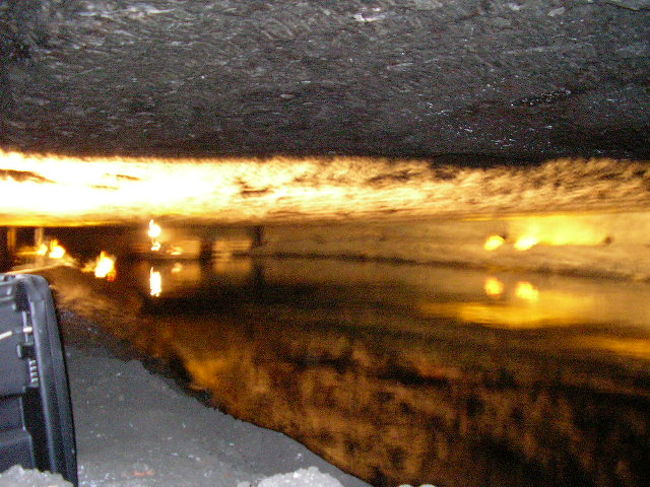 Day?<br /><br />この日は現地旅行会社のツアーで岩塩鉱へ<br />この岩塩鉱、非常に面白い！スリル満点で大人も子供も楽しめるテーマパークのよう<br /><br />まずエレベーターで地下へ<br />そこからトロッコに乗ってどんどん地下へもぐっていく<br />さらには滑り台（これ非常に怖い滑り台で手すりも何もないただの台座に乗って地下へ急直下！心臓に悪い…）<br />そこから船に乗ってさらに進むといった具合<br />途中からはドイツとオーストリアの国境線があり、ドイツに入ります（パスポートは入りませんが^^;）<br /><br />非常に色々な意味で貴重な体験をしました<br /><br />**写真は船から撮った天井**<br />何の写真か判別不可になりそうですが…<br /><br />そして夜ロンドンへ帰りました<br />飛行機では熟睡