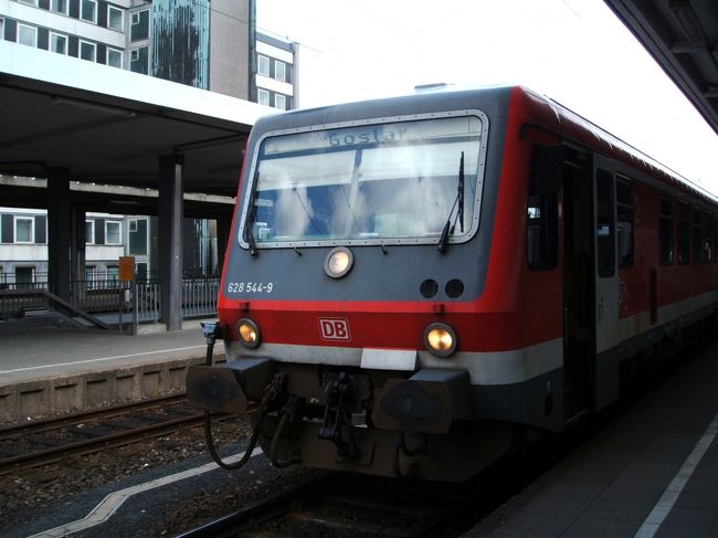 ブラウンシュバイクからゴスラーへは写真のローカル電車で1時間。本当に山の中をゴトゴト走っていく感じです。