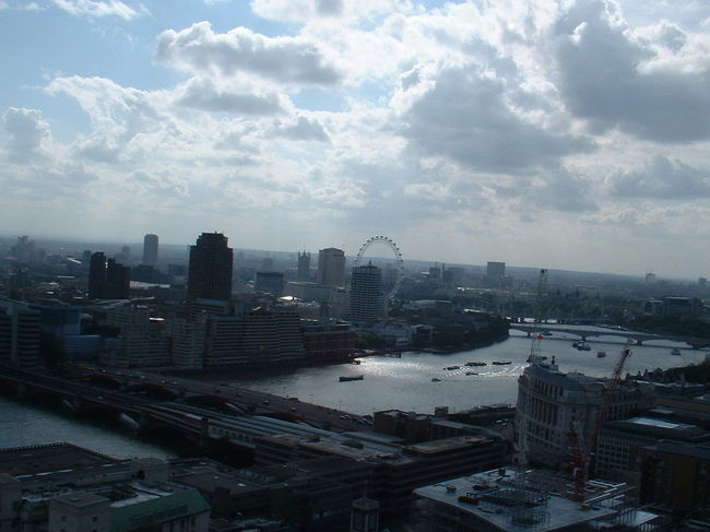 セント・ポールの上から<br />登るのは一苦労<br />二度と登るか！