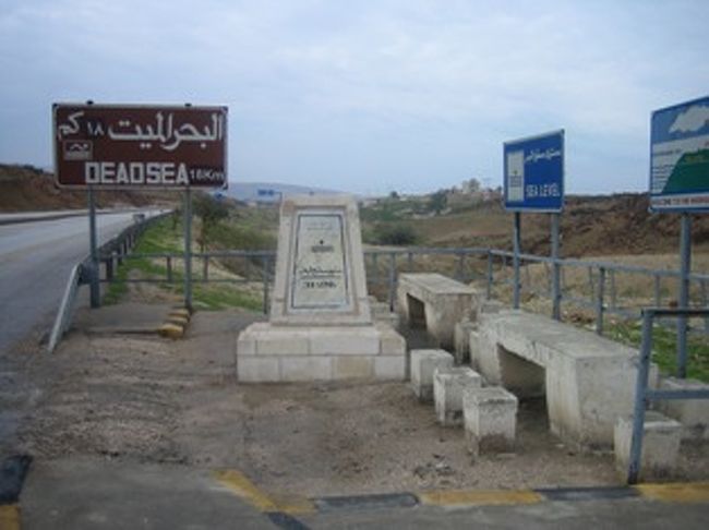 アンマンは海抜800ｍ死海は−４３７ｍ道路わきに有る海抜０ｍの標識