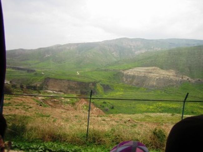 ゴラン高原、手前に見える鉄線は境界線。幾つもの検問が有り国境の直ぐ傍をバスで行く。<br /><br />緑豊かなゴラン高原を砂漠の多い隣接する国は「欲しい・欲しい」と思うのは当然の事だろう。<br /><br />昔から争奪戦をしてると聞いて納得するほど肥沃の土地に見えた。