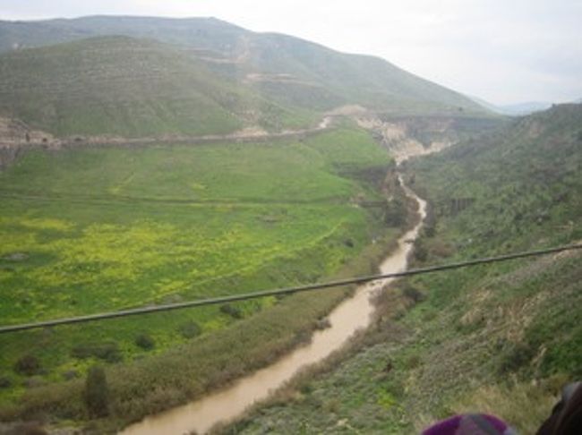 ヤムルーク川に掛かるヒジャージ鉄道の鉄橋<br />目的はイスラム教徒の巡礼、トルコ軍の補給路としてオスマントルコ帝国が１９０８年に完成させた。<br /><br />しかし第１次世界大戦で破壊され未だに壊れたままになっている。