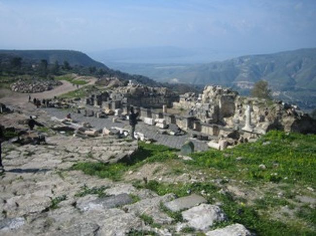 ウム・カイス遺跡。<br /><br />シリア国境との近くウム・カイス村に有る遺跡で昔は要塞を意味する村の名前が付いていた様だ。ローマ人がユダヤ人やナバタイ人に対抗するための連合都市でも有った様だ。しかし国境近くに有るため支配権が次々と変り、ローマ軍が支配するように成って交易等により栄え、２世紀頃に今の建物が造られた様だ。ビザンチン時代に地震が有り崩れ、徐々に都市も崩壊して行ったようだ。<br />