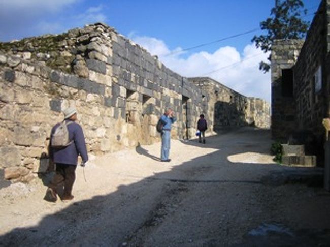 今残る遺跡には劇場、浴場、神殿、スーク（商店街）<br />住居跡と思われる建物が有る。<br /><br />現在は足場を組み一部修復をしている。