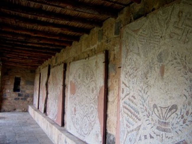 隣接する博物館に収められている。<br /><br />神殿の床にでも敷かれていたのだろうか・・・・<br />細かで美しいモザイク