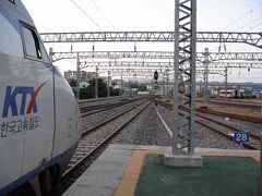 ようやく終着駅、木浦（モッポ）に到着

龍山（ヨンサン／Yongsan）駅から約3時間半、光州広域市（クァンジュ＝グァンヨクシ／Gwangju-Gwangyeoksi）から再び全羅南道（チョルラナムド／Jeolla-namdo）に入ります。
羅州（ナジュ／Naju）駅を過ぎると、少し遅れてようやく湖南線（ホナムソン／Honam Line）の終着駅、木浦（モッポ／Mokpo）に到着しました。

さて、この木浦は日本人観光客にとってあまりなじみのない場所かと思いますが、全羅南道にある街で、地図で言うと韓国の南西部（左下）にある港町です。

時刻はすでに19時半ですが、日が長いのでまだ外は明るいです。