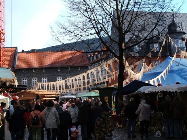 同じくマルクト広場。右端がホテルカイザーヴォルト。ヴァルプルギスの夜当日ということで、広場の中央にはテントが張られて、その中でイベントが行われていました。ちなみに広場中央には本来なら噴水がありますが、今日はテントの下。
