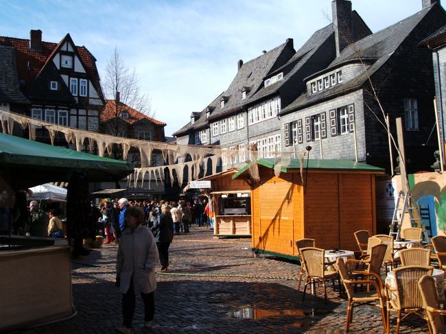 ここでとんでもないみぞれ混じりの冷たい雨が降ってきたので、観光案内所に一時避難。温度も急激に下がり、手袋をしてても寒いくらいでした。<br /><br />雨上がりのマルクト広場です。左手奥にホテルカイザーヴォルトがあるとイメージしてください。