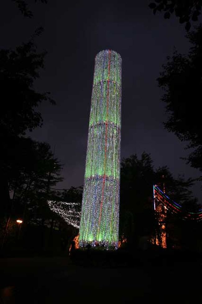 この塔が冬の時よりも数多くの色に変わりました。