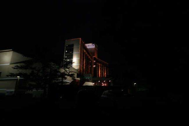 冬と同じようにホテルの壁もイルミネーションで飾られています。