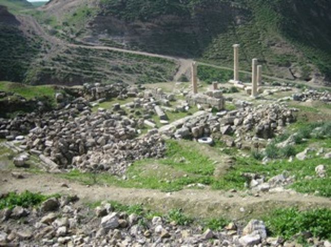 ウムカイス遺跡に向かう途中、タバッカット・ファヒル村がある。村の外れから山に入っていくと、其処には最近発掘され数多くの出土品から調査の始まった遺跡がある。<br />それが山の中に静かに立つペラ遺跡だ。<br />