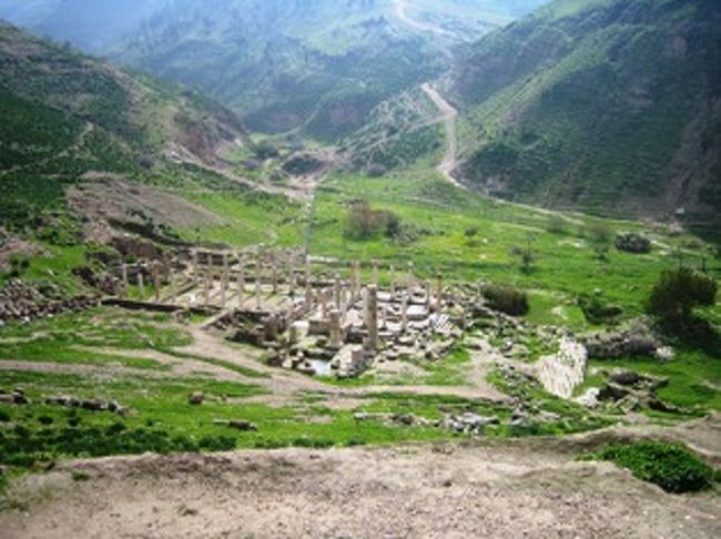 ペラ遺跡は先史時代に人が住む居住圏が有った、その後ヘレニズム人の住む町が生まれ、ローマ帝国の一部となり、AD一世紀頃の劇場や床にモザイクが配された聖堂（バジリカ）<br />等沢山の境界が発見されている<br />